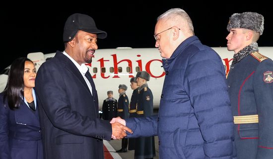 Премьер-министр Эфиопии Абий Ахмед прибыл в Москву для участия в III Саммите и форуме "Россия - Африка". Слева: его супруга Зинаш Таячу. Второй справа: заместитель министра иностранных дел РФ Георгий Борисенко.
Место: Россия, Москва. Автор: Михаил Сербин/РИА Новости. Прибытие премьер-министра Эфиопии Абия Ахмеда в Москву
