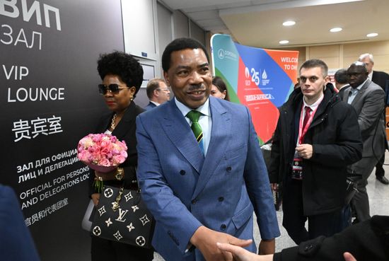 Премьер-министр Танзании Мвигулу Ламек Нчемба прибыл в Москву для участия в III Саммите и форуме "Россия - Африка". Слева: супруга Неема Уилфред Нгуре. Место: Россия, Москва. Автор: Кирилл Каллиников/РИА Новости. Прибытие премьер-министра Танзании Мвигулу Ламека Нчембы в Москву