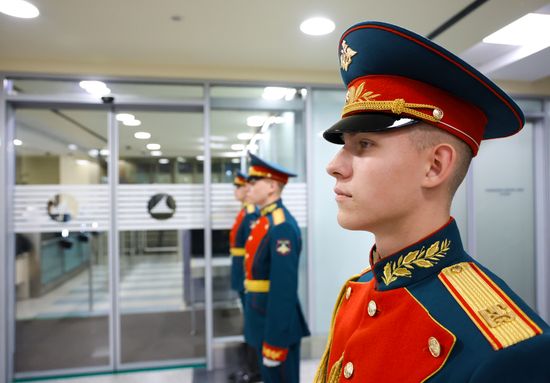 Военнослужащие почетного караула на церемонии встречи вице-президента Бенина Мариам Шаби Талата, прибывшей в Москву для участия в III Саммите и форуме "Россия - Африка". Место: Россия, Москва. Автор: Артем Пряхин/РИА Новости. Прибытие вице-президента Бенина Мариам Шаби Талаты в Москву