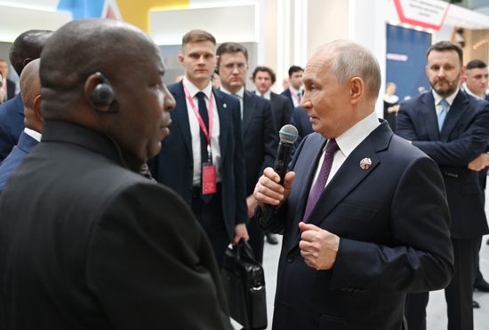 Президент РФ Владимир Путин посетил выставку форума "Россия - Африка" в Москве