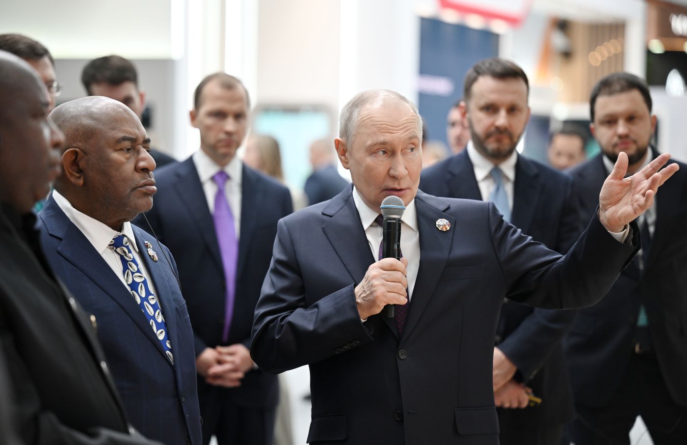 Президент РФ Владимир Путин посетил выставку форума "Россия - Африка" в Москве