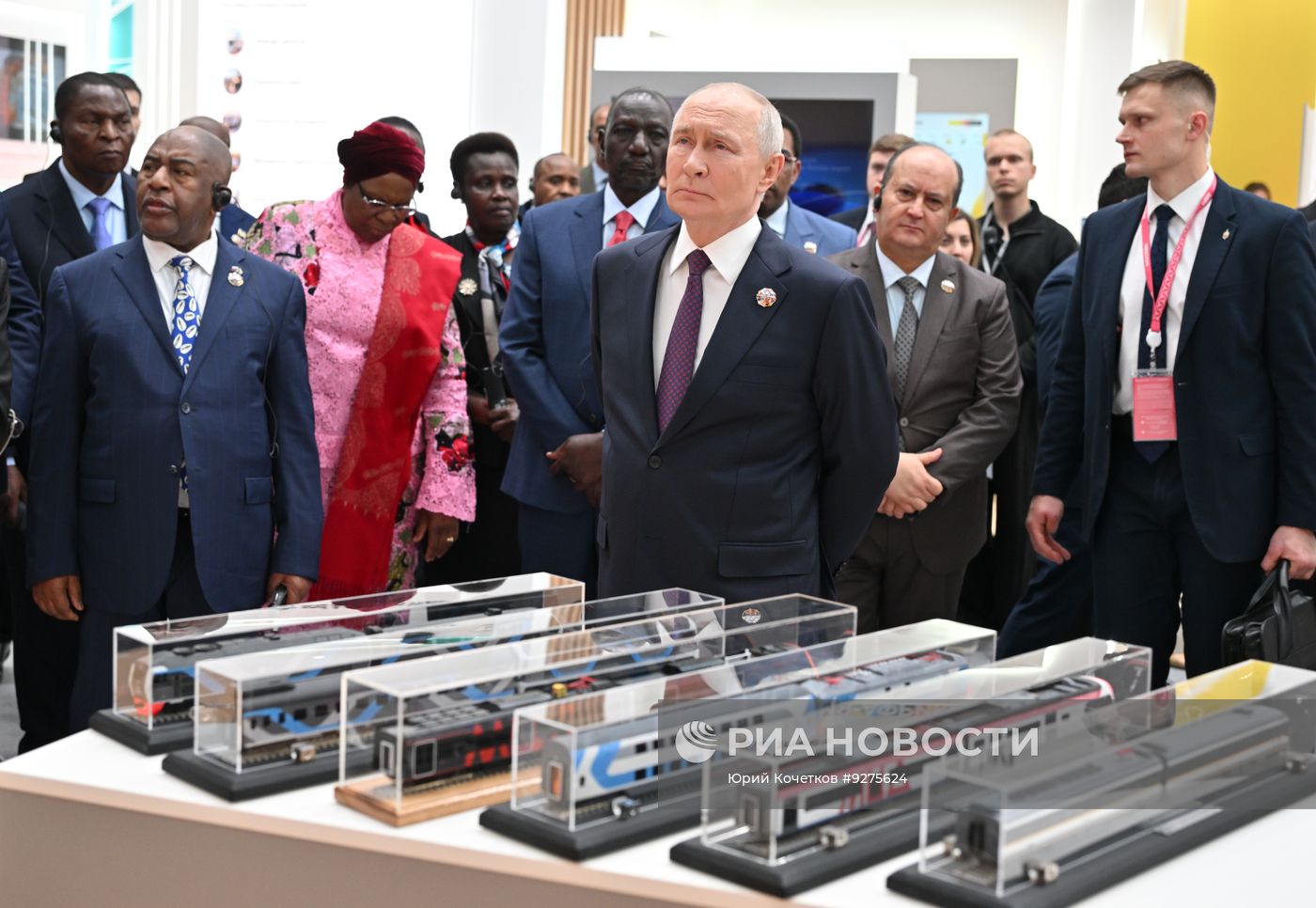Президент РФ Владимир Путин посетил выставку форума "Россия - Африка" в Москве