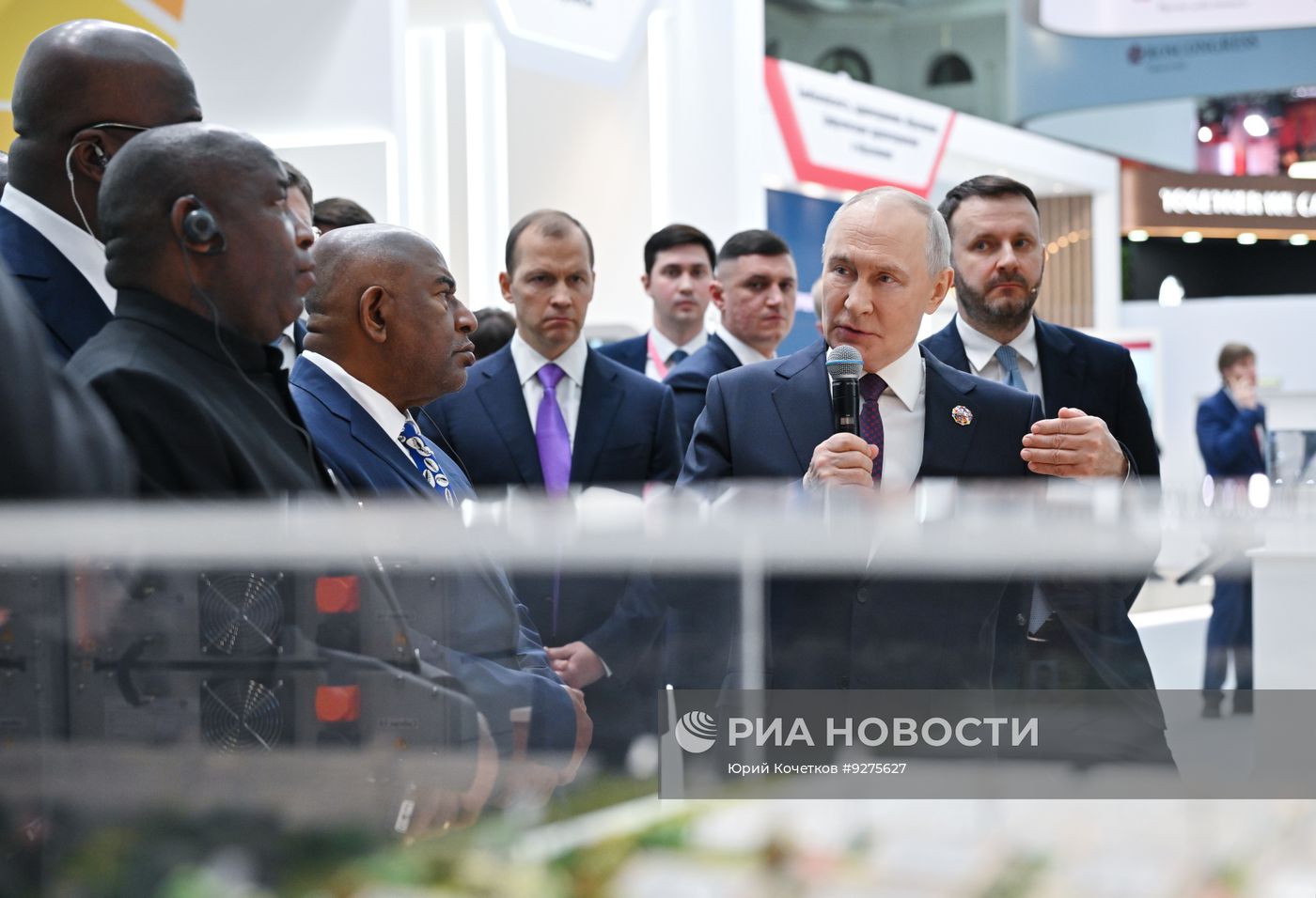 Президент РФ Владимир Путин посетил выставку форума "Россия - Африка" в Москве