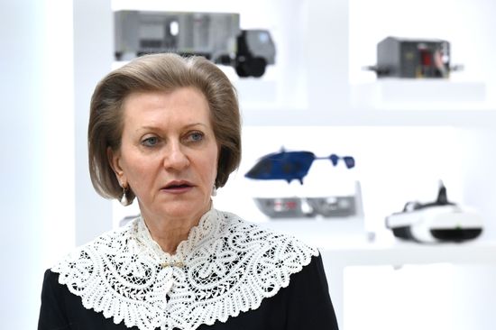 Руководитель Федеральной службы по надзору в сфере защиты прав потребителей и благополучия человека (Роспотребнадзора) - главный государственный санитарный врач РФ Анна Попова на выставке "Платформа суверенного развития: передовые российские решения в ключевых сферах экономики и социальной сфере" на полях Экономического гуманитарного форума "Россия - Африка" в Москве. Место: Россия, Москва. Автор: Владимир Астапкович/РИА Новости. Президент РФ Владимир Путин посетил выставку форума "Россия - Африка" в Москве