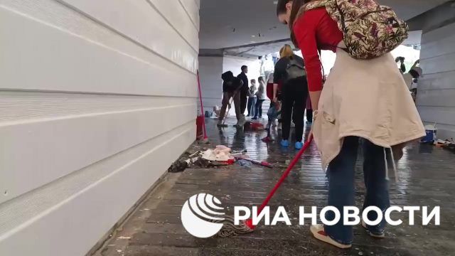 Сторонники "Студенческого списка" закрашивают в Белграде граффити сторонников Вучича