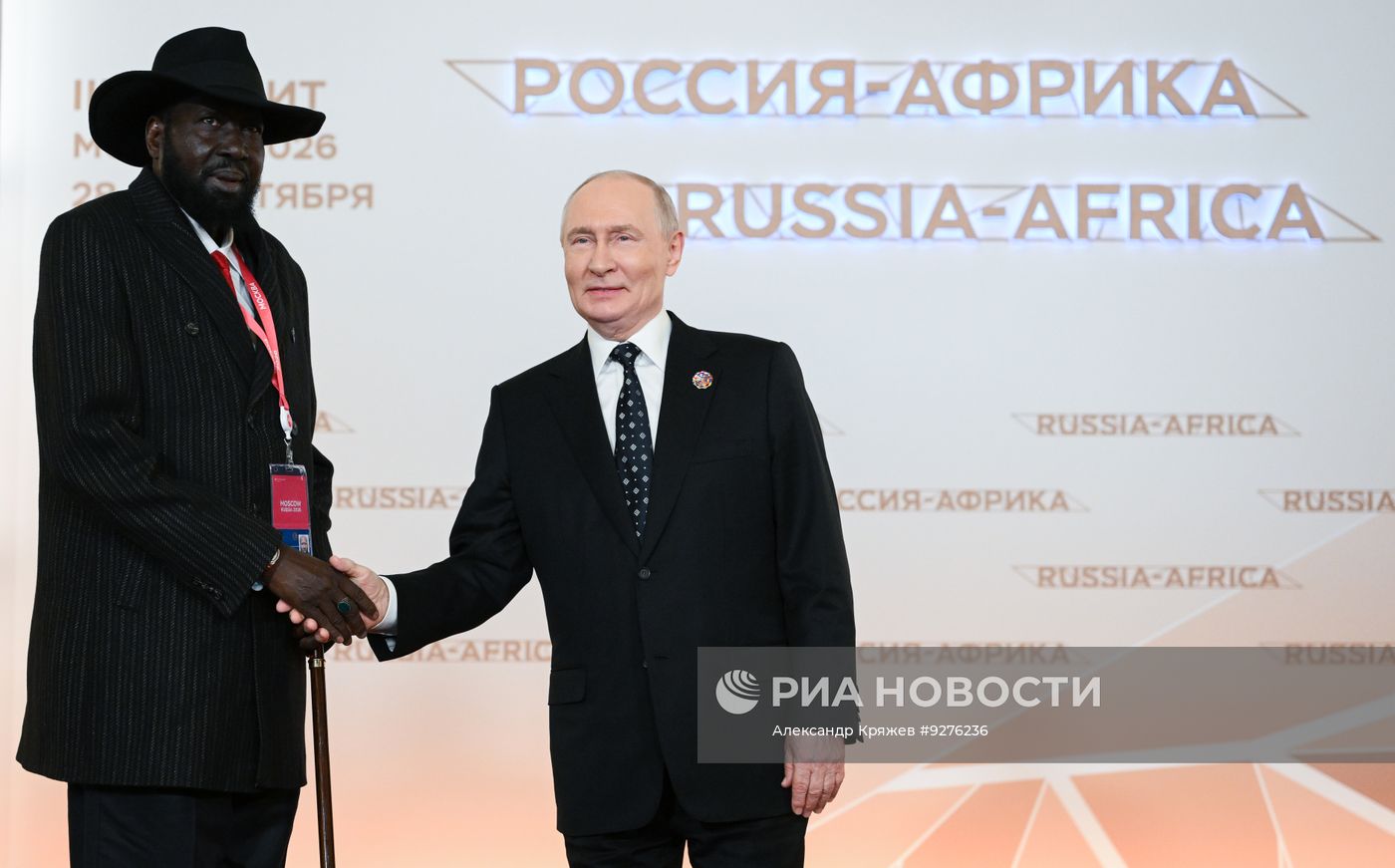 Церемония официальной встречи президентом РФ Владимиром Путиным глав делегаций саммита "Россия-Африка"