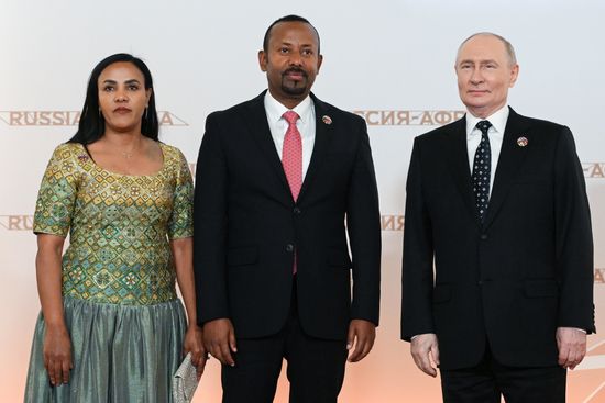 Церемония официальной встречи президентом РФ Владимиром Путиным глав делегаций саммита "Россия-Африка"