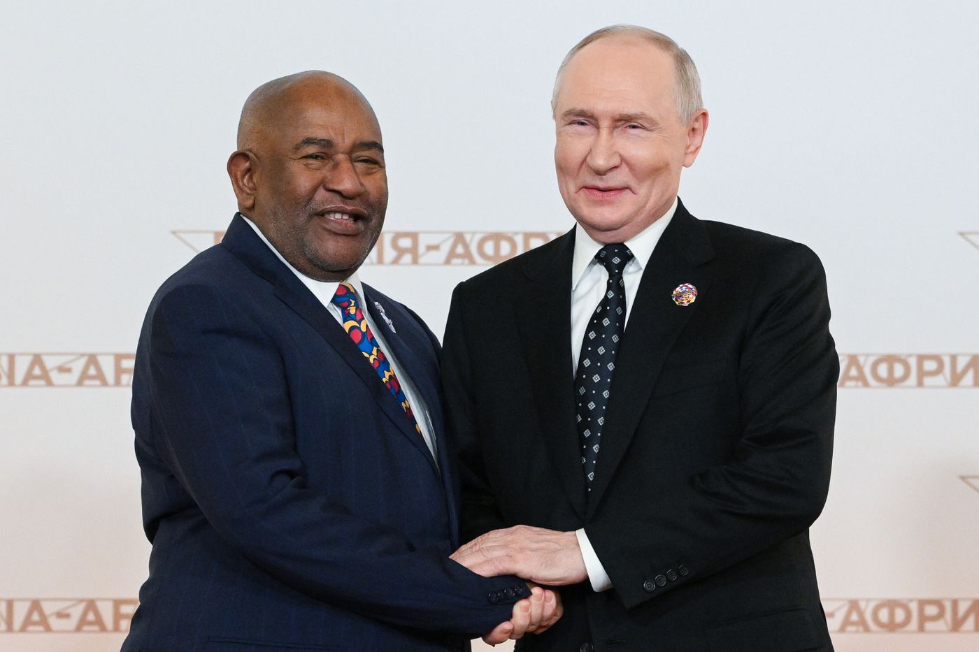 Церемония официальной встречи президентом РФ Владимиром Путиным глав делегаций саммита "Россия-Африка"