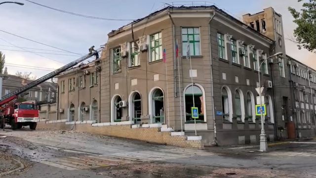 Кадры поврежденного при атаке ВСУ здания Главпочтамта ЛНР в Луганске
