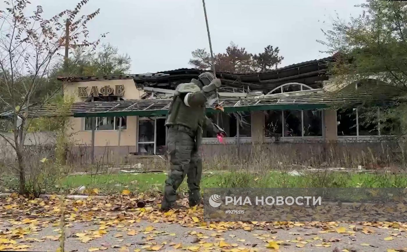 Российские саперы проводят разминирование в районе города Алешки Херсонской области