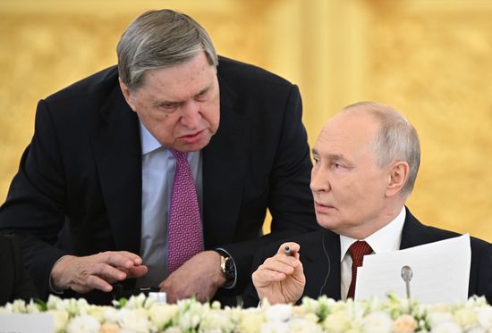 Президент РФ Владимир Путин и помощник президента РФ Юрий Ушаков (слева) на пленарном заседании III Саммита "Россия - Африка" в Москве. Место: Россия, Москва. Автор: Сергей Бобылев/РИА Новости. Пленарное заседание саммита "Россия - Африка"
