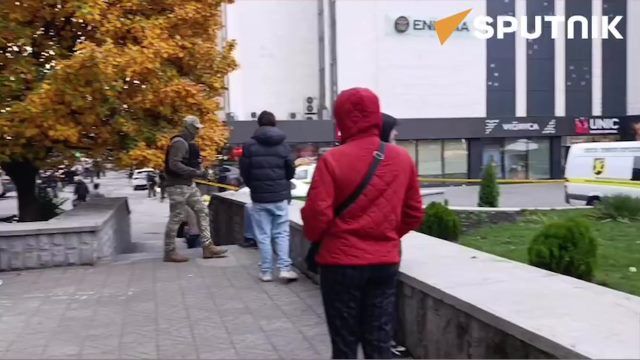 Сапёры обследуют территорию универмага UNIC в Кишинёве