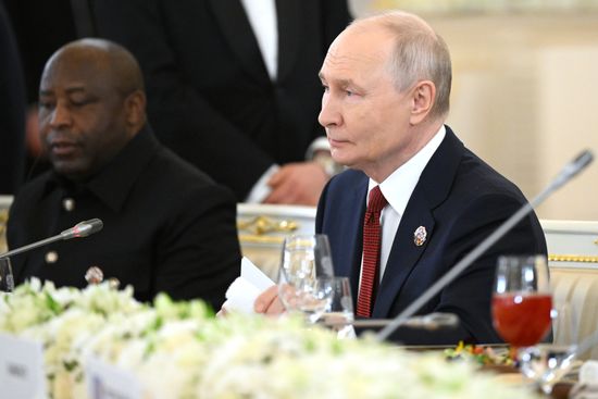 Президент РФ Владимир Путин выступает на пленарном заседании III Саммита "Россия - Африка" в Москве. Слева: президент Бурунди, председатель Африканского союза Эварист Ндайишимийе. Место: Россия, Москва. Автор: Александр Кряжев/РИА Новости. Пленарное заседание форума "Россия-Африка" в Москве