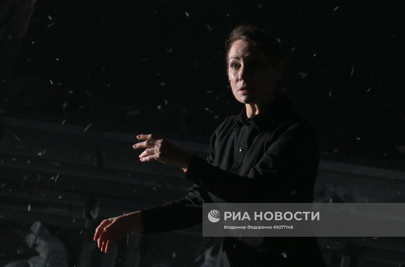 Спектакль "В моей груди колокол..." в Театре им. Евгения Вахтангова