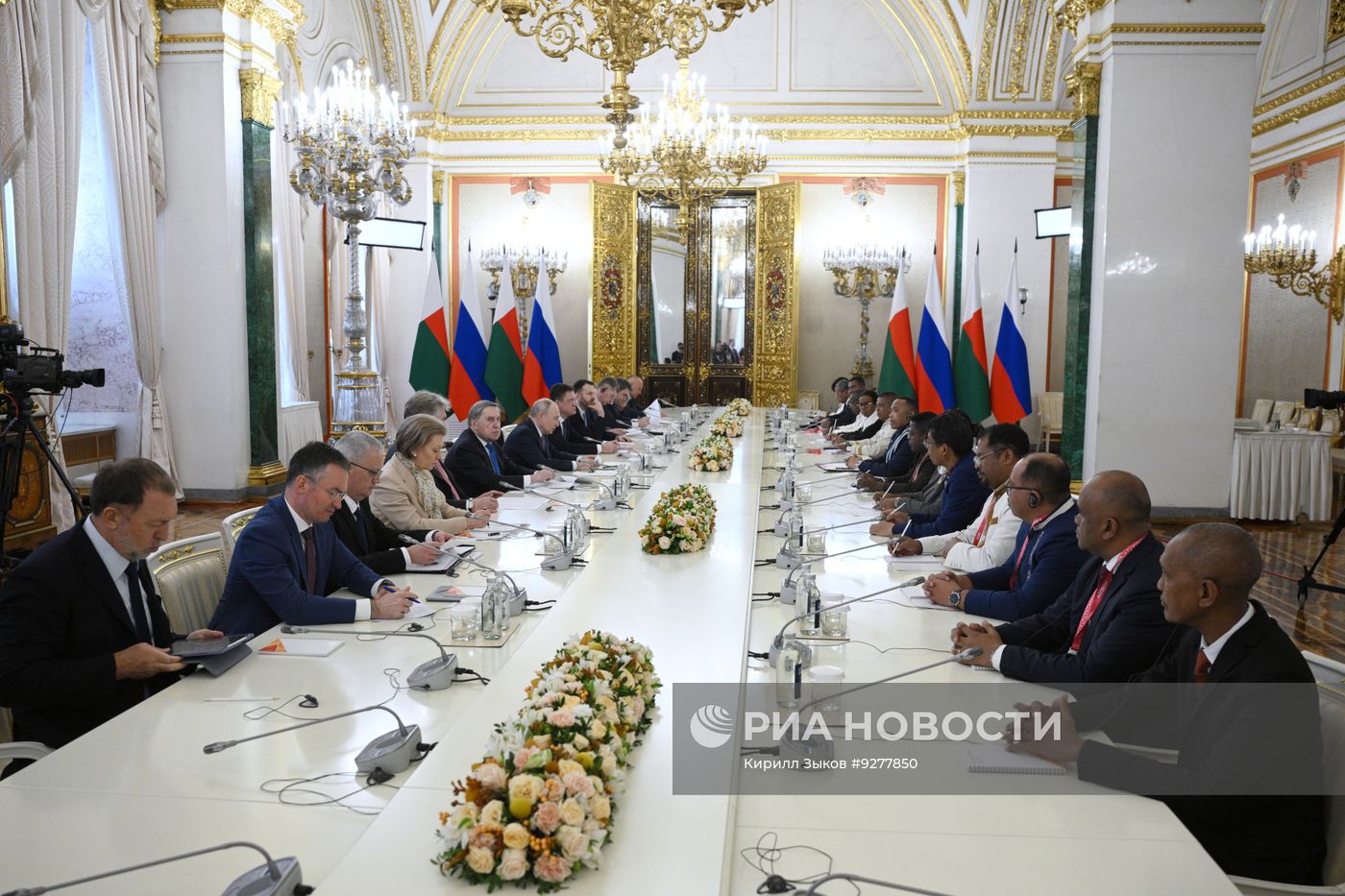 Президент Владимир Путин встретился с президентом Возрождения Республики Мадагаскар Микаэлем Рандрианириной