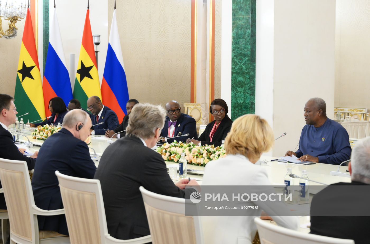 Президент Владимир Путин встретился с президентом Республики Гана Джоном Драмани Махамой