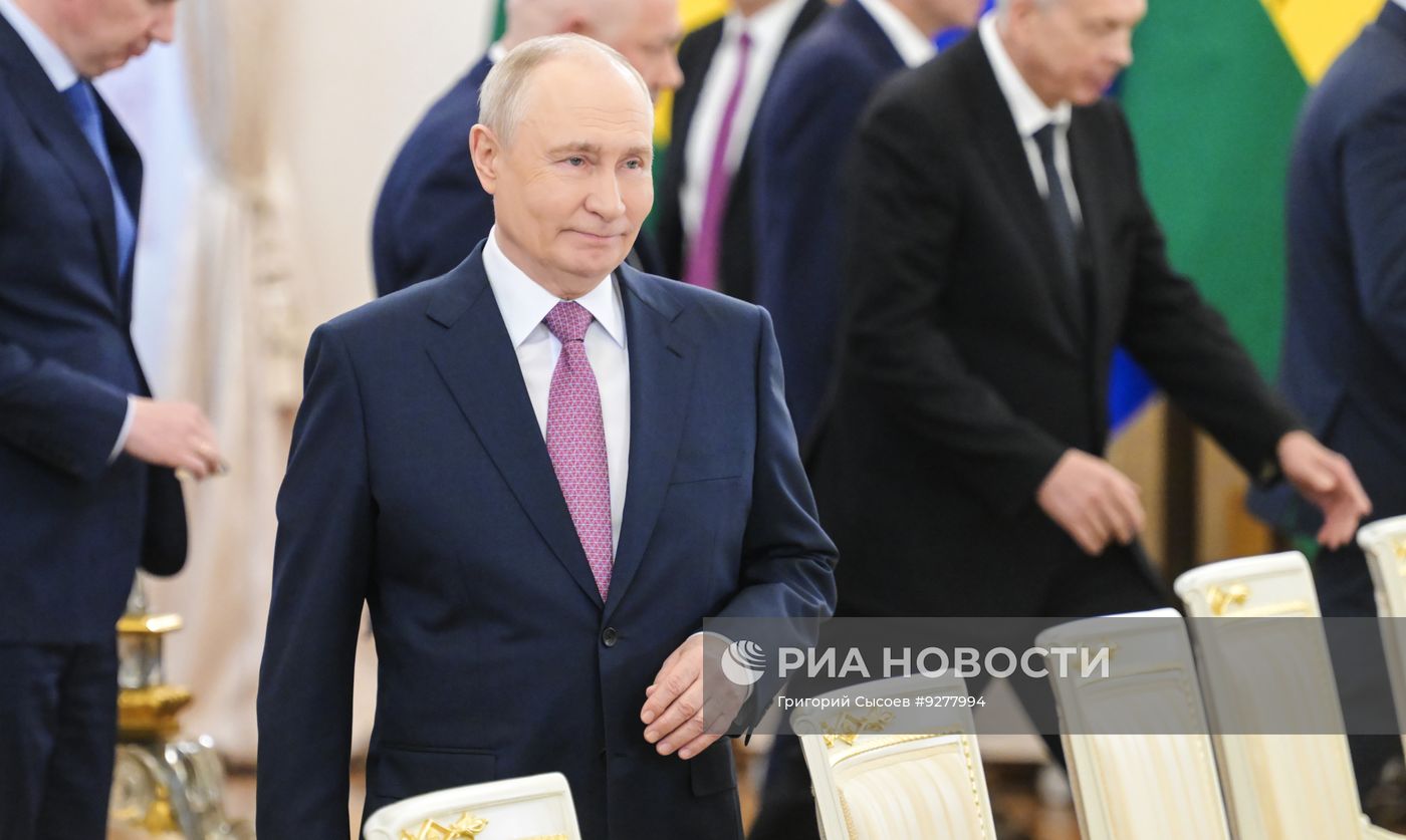 Президент Владимир Путин встретился с президентом Республики Гана Джоном Драмани Махамой