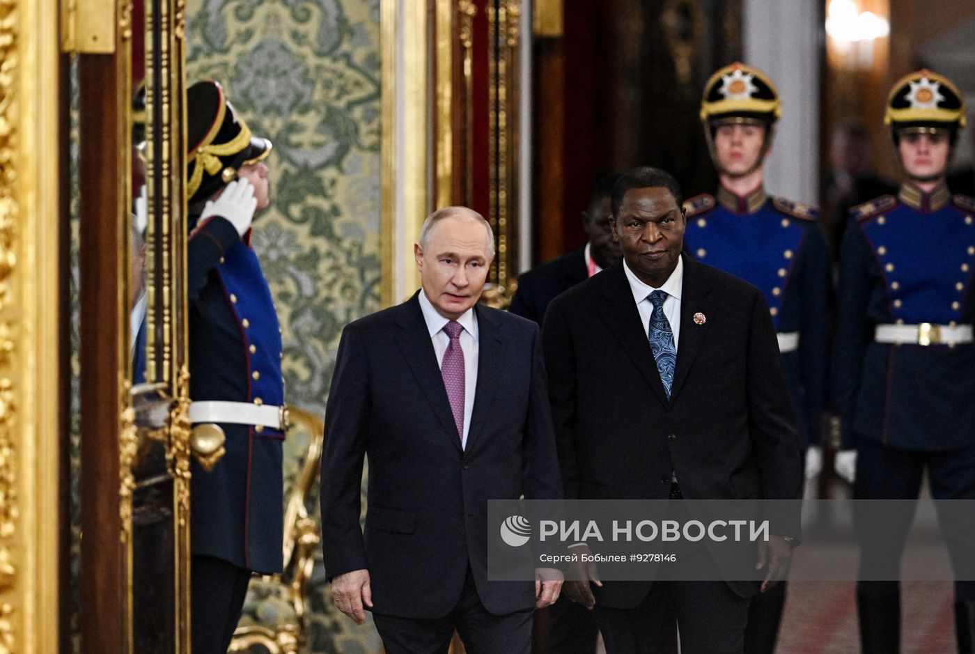 Президент Владимир Путин встретился с президентом Центральноафриканской Республики Фостеном Арканжем Туадерой
