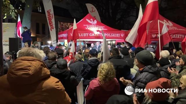Толпа протестующих окружила конституционный суд Польши