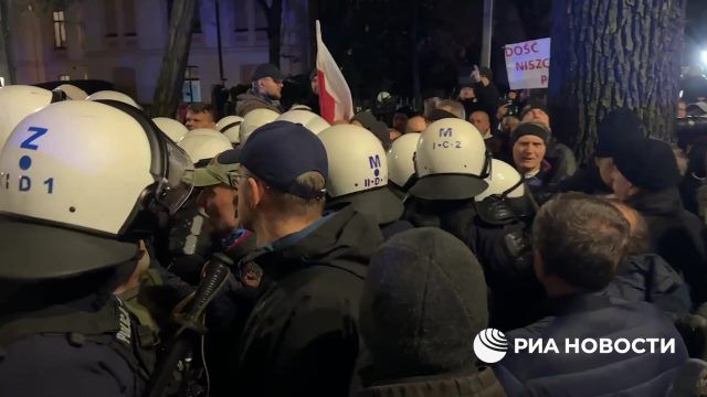 Агрессивная толпа пытается штурмовать здание Конституционного суда Польши