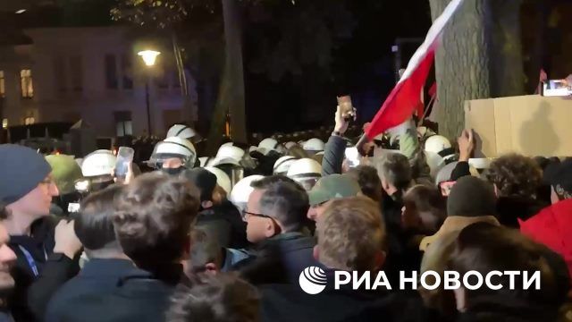 Полиция с трудом сдерживает толпу у здания Конституционного суда в Варшаве 