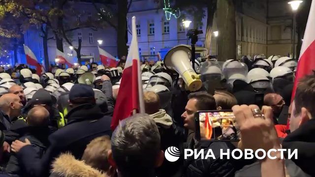 Столкновения протестующих с полицией продолжаются у Конституционного суда в Варшаве